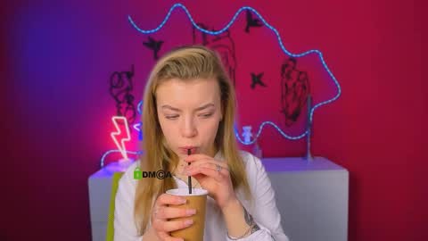 Snapshot of samanta_drive chatting on May 1, 5:56 am samanta drive online show from May 1, 5:56 am