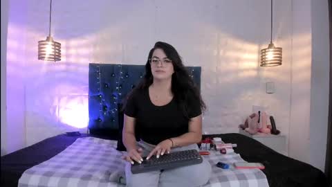 Snapshot of samantha_foxyy chatting on May 20, 10:21 am samantha_foxyy online show from May 20, 10:21 am