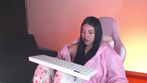 Snapshot of samara_lam chatting on December 12, 8:47 am Sammy  online show from December 12, 8:47 am