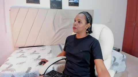 samaraa_smith1 online show from April 15, 12:23 pm