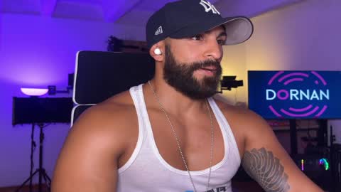 Snapshot of samdornan chatting on December 28, 1:39 am Sam Dornan online show from December 28, 1:39 am