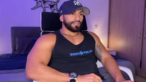 Snapshot of samdornan chatting on February 12, 9:33 pm Sam Dornan online show from February 12, 9:33 pm