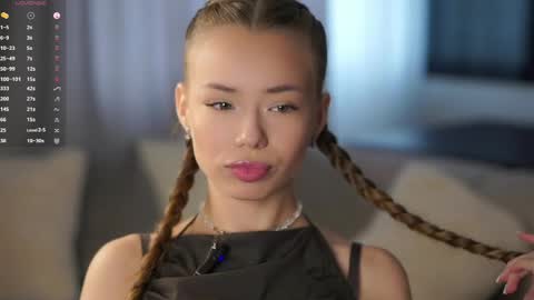 Vivienne online show from May 17, 2:53 am