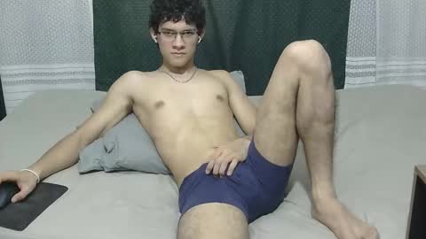 Snapshot of samuel_hills_ii chatting on December 18, 8:48 pm samuel_hills_ii online show from December 18, 8:48 pm