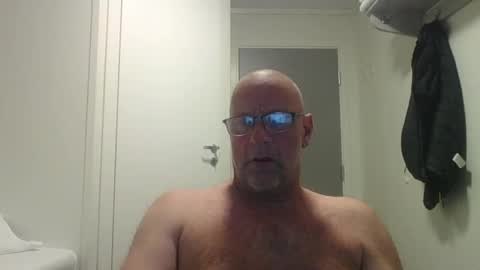 Snapshot of sandnesrune523 chatting on April 16, 4:52 pm sandnesrune523 online show from April 16, 4:52 pm