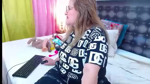 Snapshot of sandra_20_ chatting on April 23, 11:09 am SANDRA online show from April 23, 11:09 am