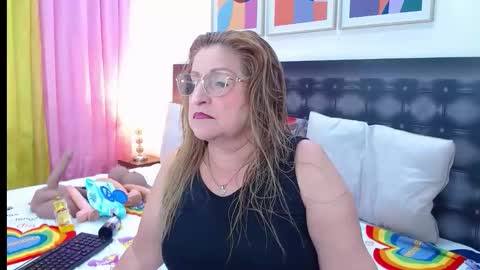 Snapshot of sandra_20_ chatting on May 11, 10:21 am SANDRA online show from May 11, 10:21 am