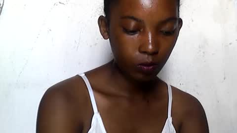 Snapshot of sandrine718 chatting on February 24, 6:00 am sandrine718 online show from February 24, 6:00 am