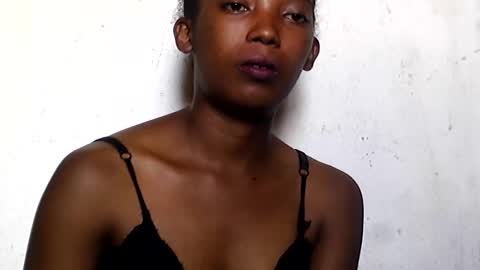 Snapshot of sandrine718 chatting on March 5, 7:37 am sandrine718 online show from March 5, 7:37 am