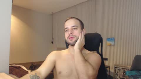 Snapshot of sandro_best chatting on February 10, 9:47 am DeAlex online show from February 10, 9:47 am