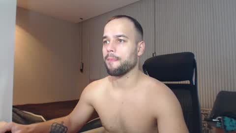 Snapshot of sandro_best chatting on February 18, 9:21 am DeAlex online show from February 18, 9:21 am