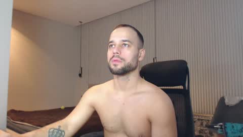 Snapshot of sandro_best chatting on February 19, 9:39 am DeAlex online show from February 19, 9:39 am