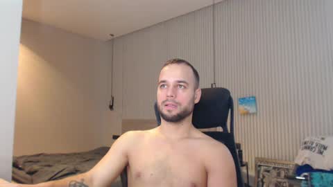 Snapshot of sandro_best chatting on February 22, 9:45 am DeAlex online show from February 22, 9:45 am