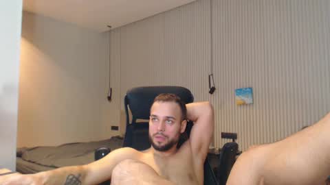 Snapshot of sandro_best chatting on February 28, 12:42 pm DeAlex online show from February 28, 12:42 pm