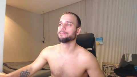 Snapshot of sandro_best chatting on March 5, 1:50 pm DeAlex online show from March 5, 1:50 pm