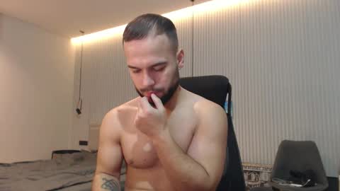 Snapshot of sandro_best chatting on November 17, 9:37 am DeAlex online show from November 17, 9:37 am