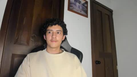 santi_twink19 online show from December 22, 5:04 am