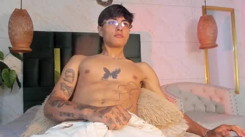 Snapshot of santiago_cortezz chatting on April 14, 3:18 pm Santiago online show from April 14, 3:18 pm