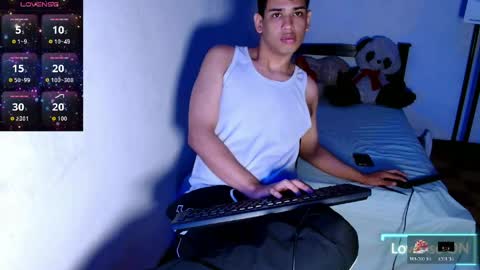 Snapshot of santiago_foxx chatting on April 27, 9:46 pm santi online show from April 27, 9:46 pm