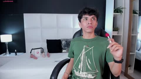 Snapshot of santy_carrington chatting on December 6, 11:47 pm Santiago Carrington online show from December 6, 11:47 pm