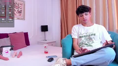 Snapshot of santy_carrington chatting on December 10, 9:11 pm Santiago Carrington online show from December 10, 9:11 pm