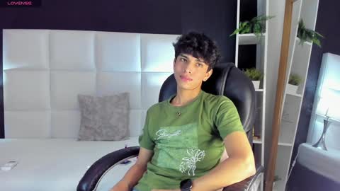 Snapshot of santy_carrington chatting on December 19, 11:57 pm Santiago Carrington online show from December 19, 11:57 pm