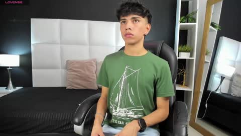 Snapshot of santy_carrington chatting on December 23, 5:54 pm Santiago Carrington online show from December 23, 5:54 pm