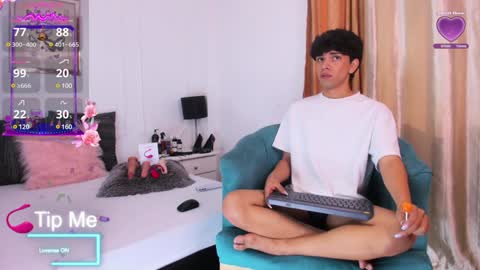 Santiago Carrington online show from February 5, 8:35 pm