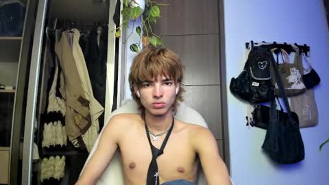 Snapshot of santy_kitty chatting on January 30, 5:19 am kitty online show from January 30, 5:19 am