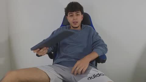 Snapshot of santybig18 chatting on March 11, 6:43 am santybig18 online show from March 11, 6:43 am