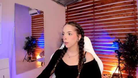 Snapshot of sapphire_venus chatting on May 11, 1:22 am Valerin online show from May 11, 1:22 am