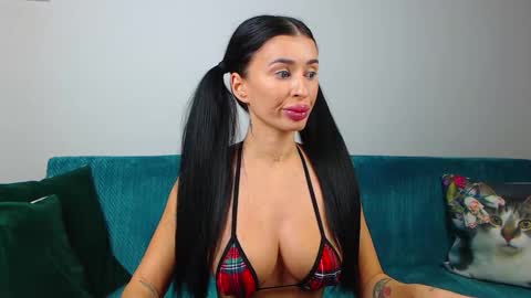 Snapshot of sara_daisy chatting on October 10, 5:01 pm Im Sara I am happy to be here  online show from October 10, 5:01 pm
