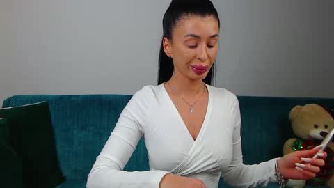 Im Sara I am happy to be here  online show from January 8, 5:59 pm