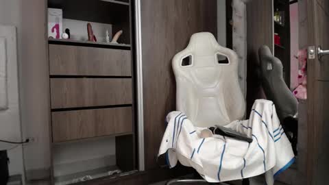 sara online show from February 22, 1:00 am