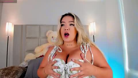 Snapshot of saraa_milleer chatting on March 17, 8:45 pm Sara Miller online show from March 17, 8:45 pm