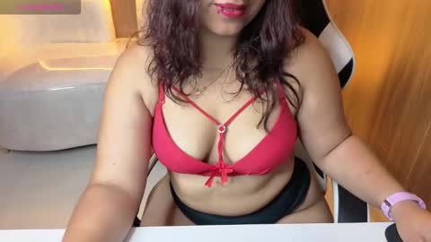 Snapshot of saraah_tx chatting on September 24, 12:52 pm Online 800 to 1400 online show from September 24, 12:52 pm