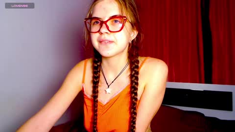 Snapshot of sarah_hs chatting on December 3, 3:44 pm Sarah online show from December 3, 3:44 pm