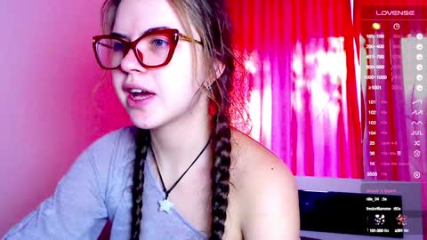 Snapshot of sarah_hs chatting on December 13, 7:47 am Sarah online show from December 13, 7:47 am