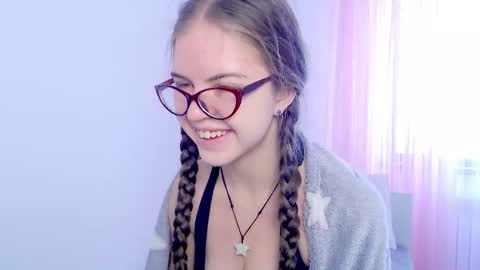 Snapshot of sarah_hs chatting on November 6, 4:13 am Sarah online show from November 6, 4:13 am