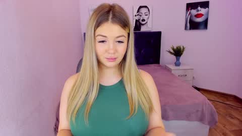 Sarah online show from December 3, 3:44 pm