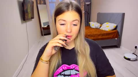 Sarah online show from January 12, 1:05 pm