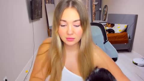 Snapshot of sarahmils chatting on February 1, 2:37 pm Sarah online show from February 1, 2:37 pm