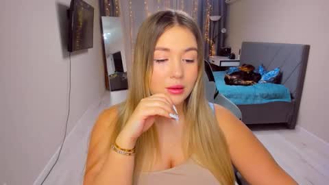 Snapshot of sarahmils chatting on February 25, 3:32 pm Sarah online show from February 25, 3:32 pm