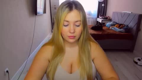 Snapshot of sarahmils chatting on June 2, 10:50 am Sarah online show from June 2, 10:50 am