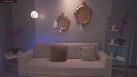 Sara Winstone online show from February 11, 12:32 pm