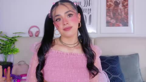 Sara online show from May 6, 10:15 pm
