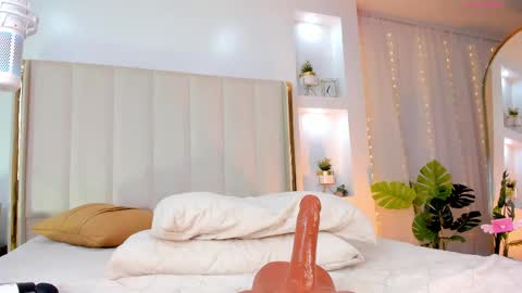 Snapshot of sary_hott chatting on February 14, 8:31 am My Name Is Sara C. Welcome online show from February 14, 8:31 am