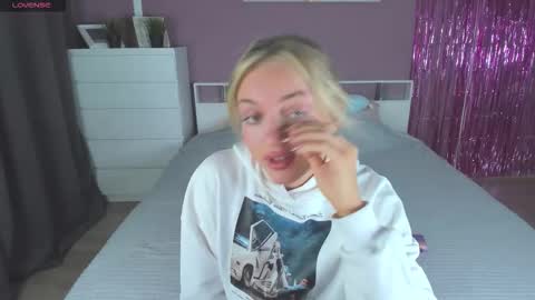 Snapshot of sasha_hardy chatting on February 13, 3:52 pm Sasha online show from February 13, 3:52 pm