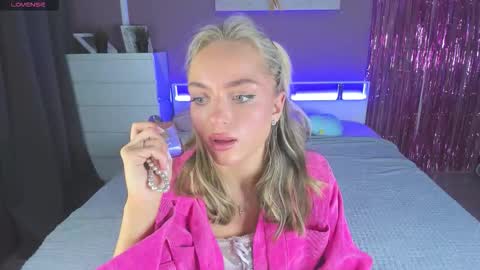 Snapshot of sasha_hardy chatting on February 19, 3:52 pm Sasha online show from February 19, 3:52 pm