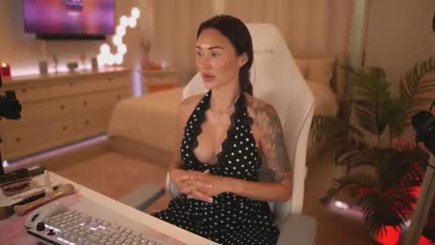Snapshot of sashawest_official chatting on March 16, 4:55 pm sashawest_official online show from March 16, 4:55 pm